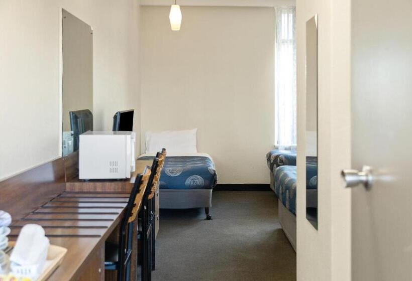 Quarto Familiar, Red Carpet Motel