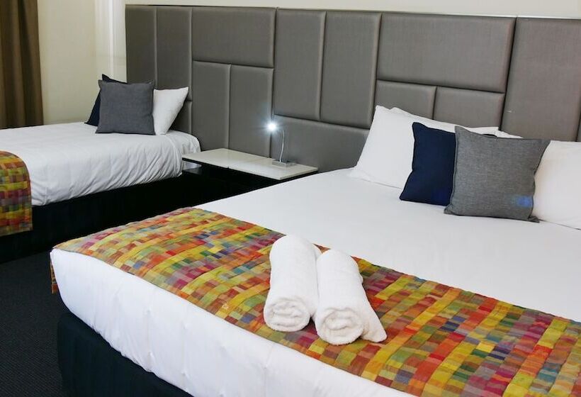اتاق خانوادگی, Country Capital Motel