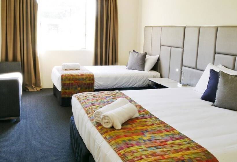 اتاق خانوادگی, Country Capital Motel