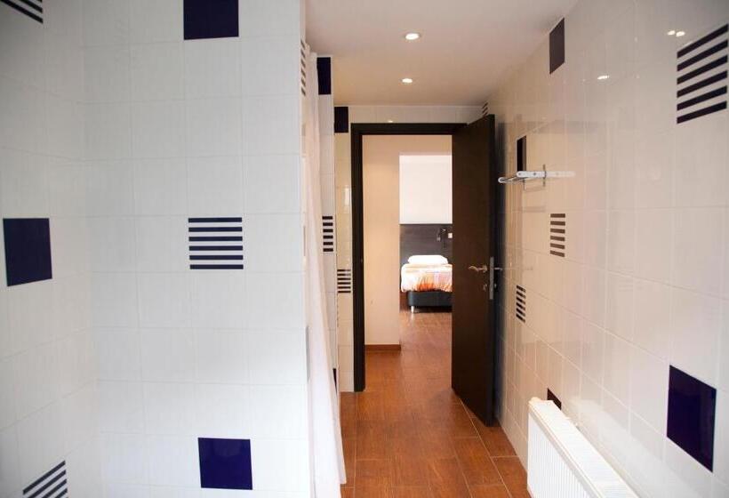 Economy Triple Room, Barry