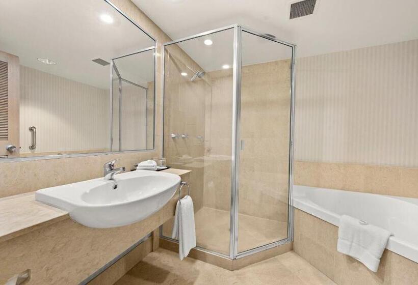 스탠다드 룸 더블 침대 2개, Crowne Plaza Surfers Paradise, An Ihg