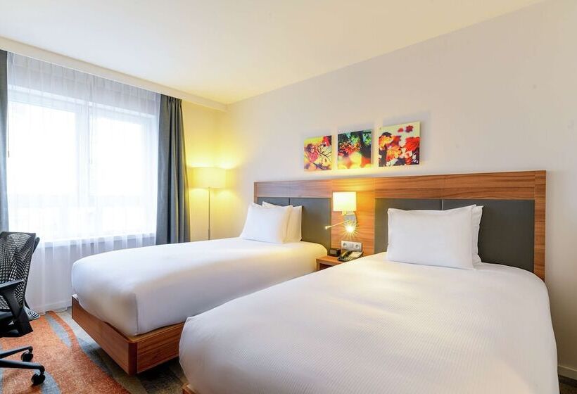 اتاق استاندارد با چشم‌انداز باغ, Hilton Garden Inn Brussels City Centre