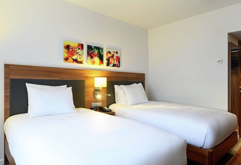 اتاق استاندارد با چشم‌انداز باغ, Hilton Garden Inn Brussels City Centre