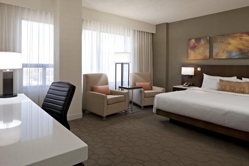 キングサイズベッドのデラックスルーム, Delta Hotels By Marriott Edmonton South Conference Centre