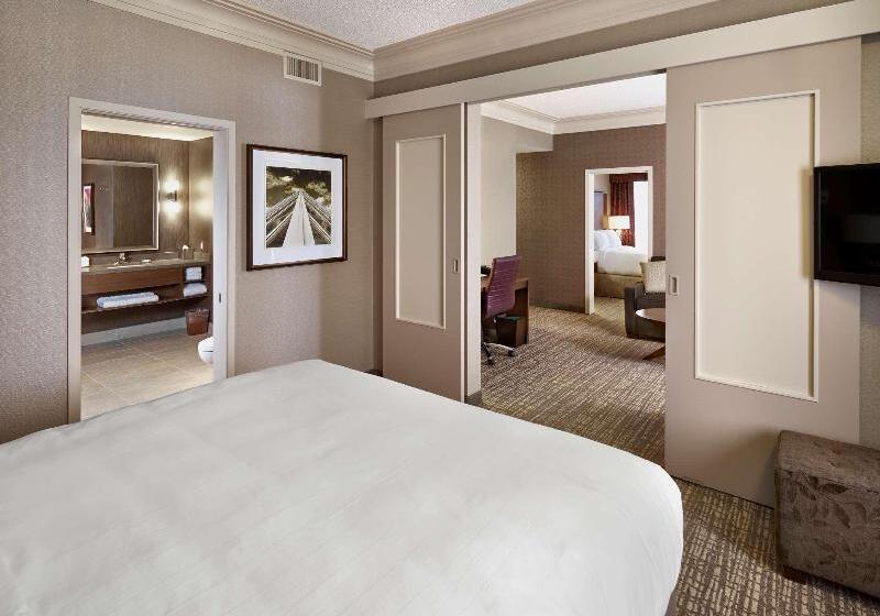 キングサイズベッドのスイートルーム, Doubletree By Hilton Hotel West Edmonton