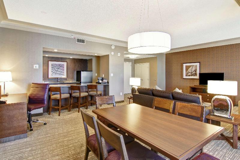 キングサイズベッドのスイートルーム, Doubletree By Hilton Hotel West Edmonton