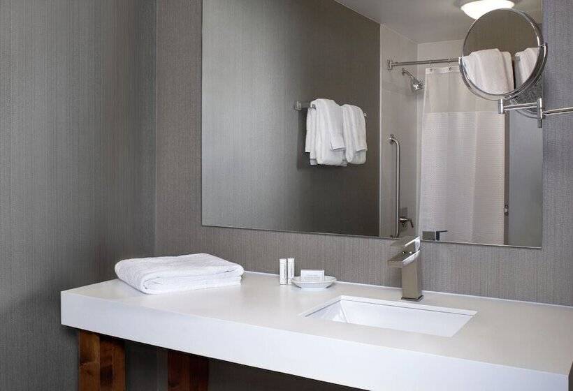 ダブルベッドスタンダードルーム, Courtyard By Marriott Toronto Downtown