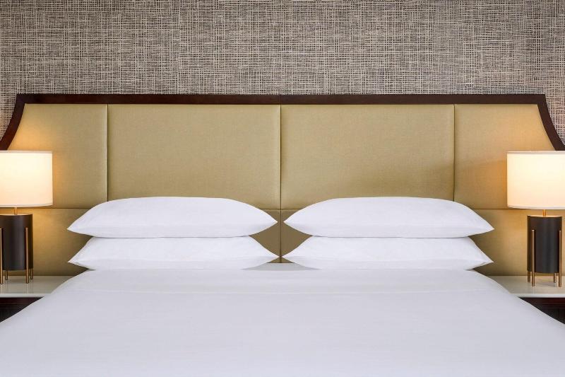 اتاق لوکس با تخت بزرگ, Sheraton Hamilton