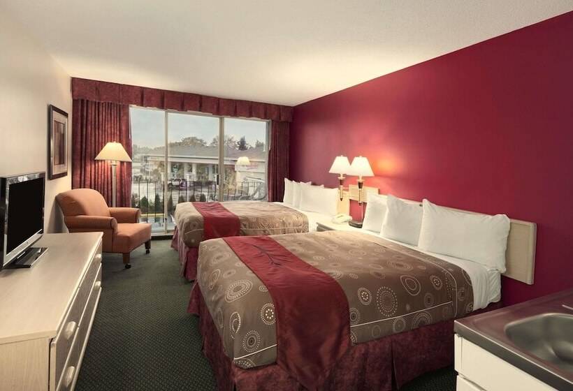 带2个双人床的标准工作室, Travelodge By Wyndham Nanaimo