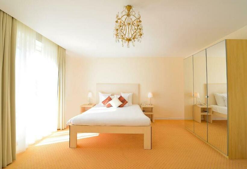 سوییت جونیور با چشم‌انداز دریاچه, Eden Palace Au Lac
