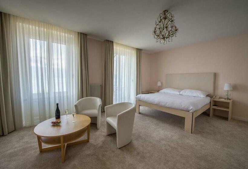 سوییت جونیور با چشم‌انداز دریاچه, Eden Palace Au Lac