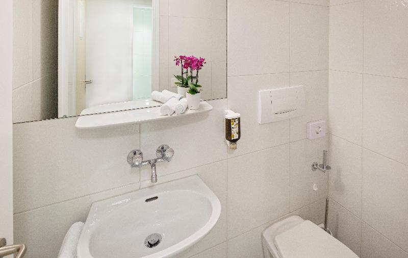 اتاق استاندارد سه نفره, Welcome Inn