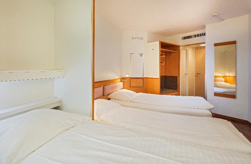 اتاق استاندارد سه نفره, Welcome Inn