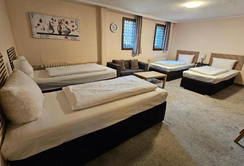 Номер Стандарт Четырехместный Совместный Санузел, Kölner Hof