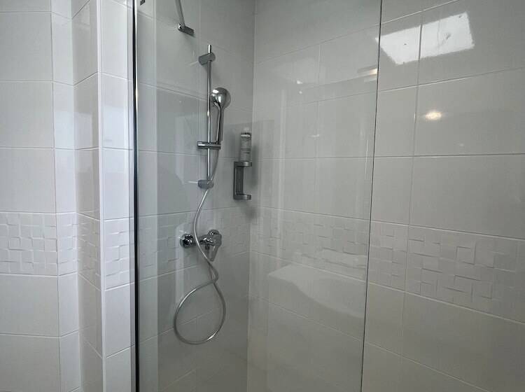 标准三人间, Hôtel Les Sables   Urban Style   By Logis Hotels