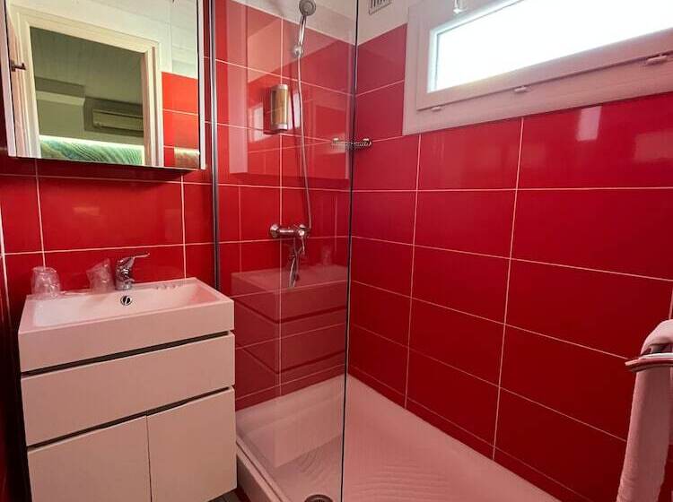Номер Стандарт Трехместный, Hôtel Les Sables   Urban Style   By Logis Hotels