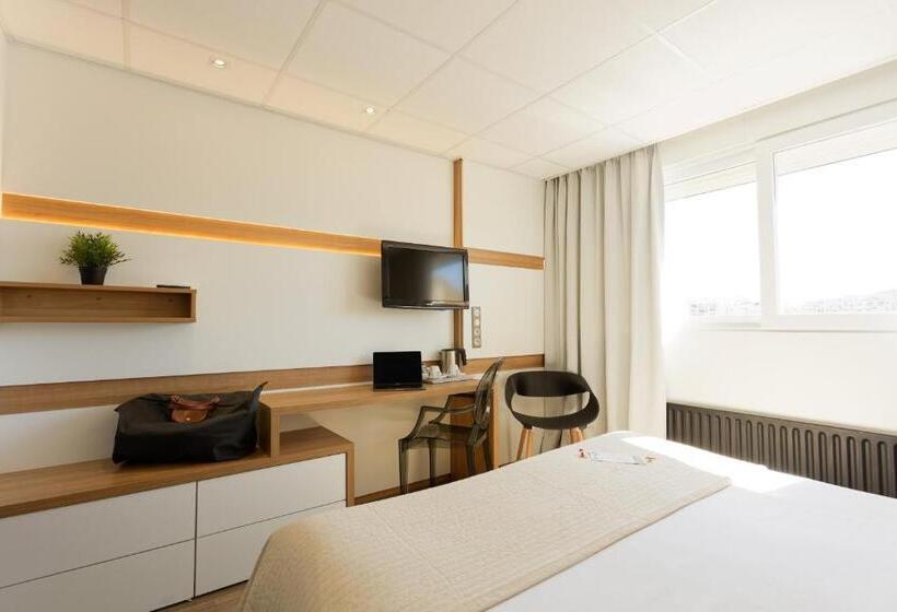 Номер Premium Вид на Бассейн, The Originals Boutique, Hôtel Neptune, Montpellier Sud