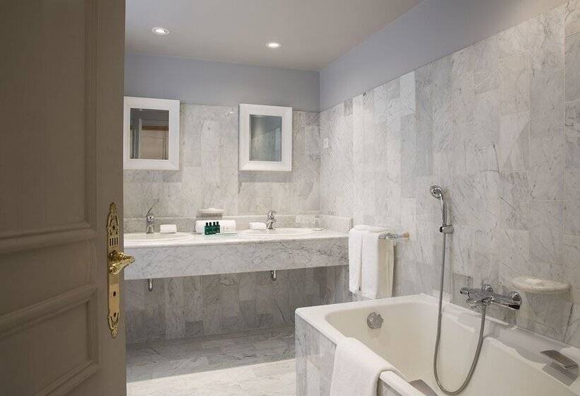 Номер Deluxe, La Ferme Saint Simeon Spa  Relais & Chateaux