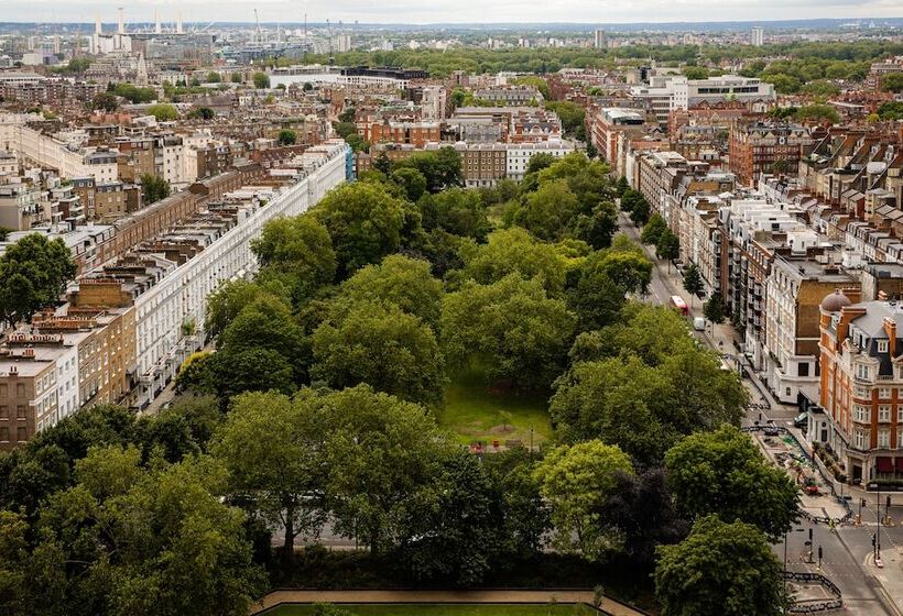 Номер Superior, Jumeirah Carlton Tower London