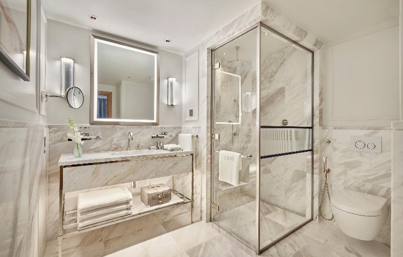 Номер Superior, Jumeirah Carlton Tower London