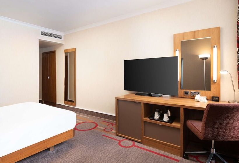 Номер Deluxe, Hilton London Olympia