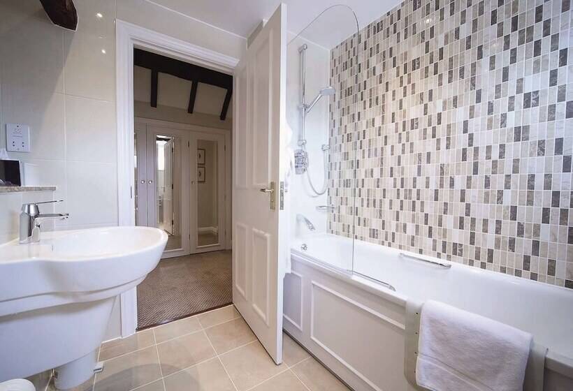 Люкс Повышенной Комфортности, Macdonald Alveston Manor Hotel & Spa