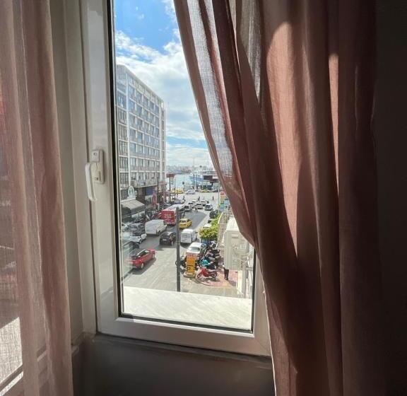 Номер Стандарт, Piraeus Acropole