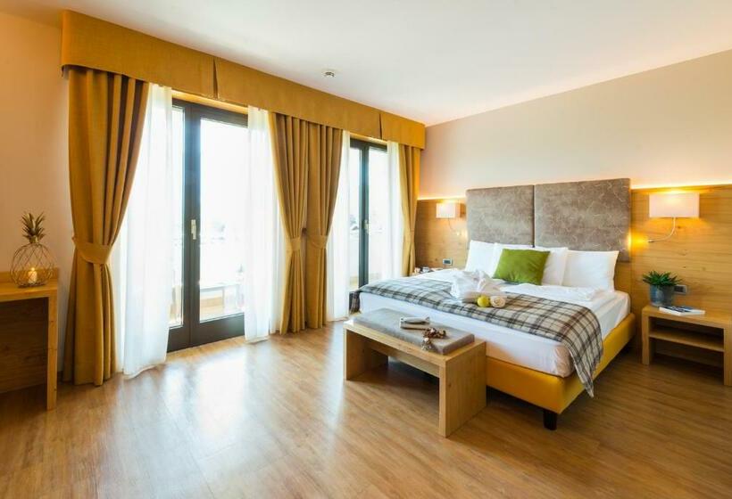 סוויטת ג'וניור עם מרפסת, Ambassador