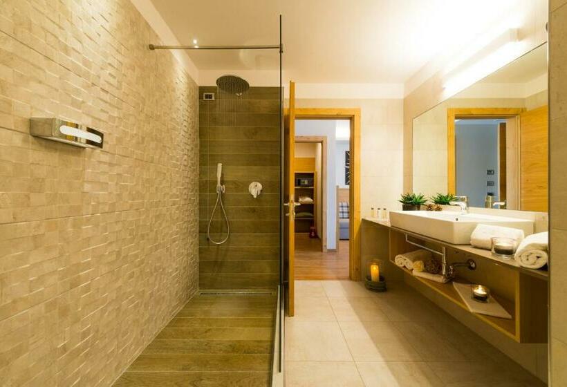 סוויטת ג'וניור עם מרפסת, Ambassador