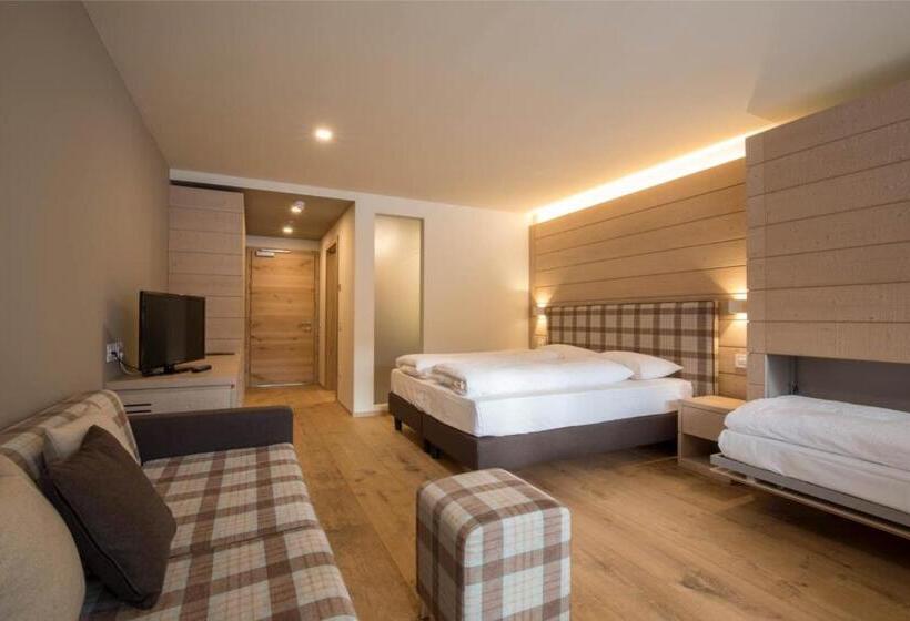 جناح جونيور عائلى, La Baita