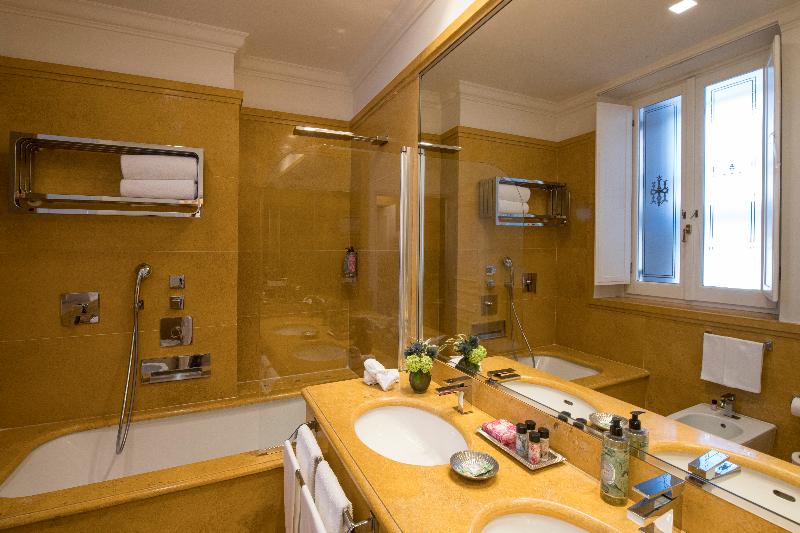 Camera Deluxe, D’inghilterra Roma – Starhotels Collezione