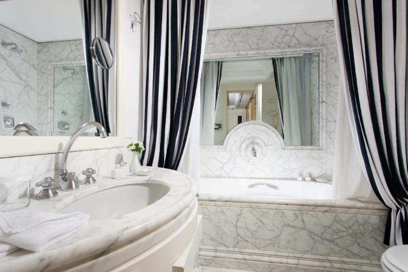 سوییت جونیور, Lord Byron   Small Luxury Hotels Of The World