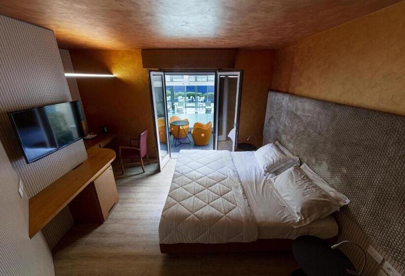 اتاق کلاس بیزنس, La Di Moret