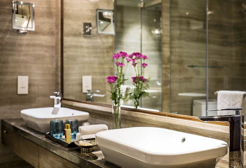 Номер Клуб, Taj West End