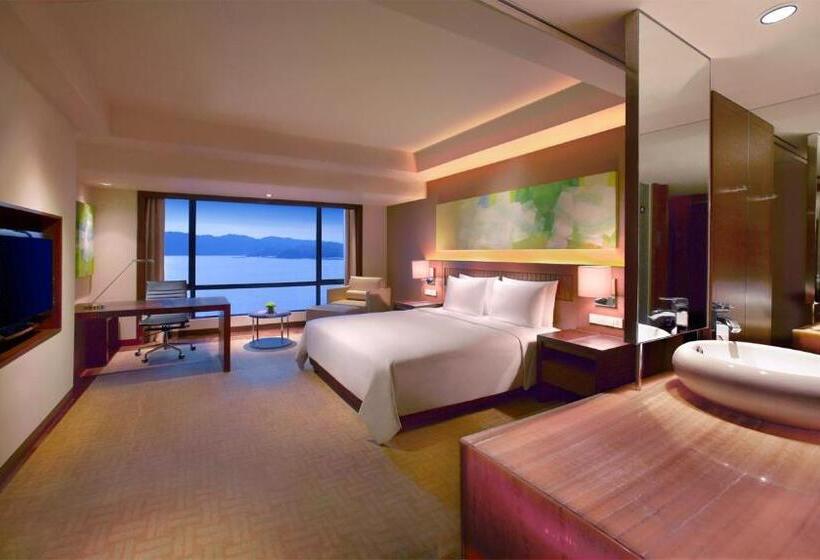 Номер Клуб Кровать Кинг, Hyatt Regency Kinabalu