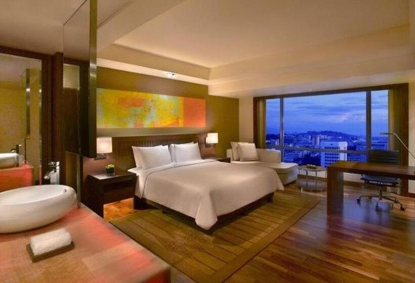 Номер Клуб Кровать Кинг, Hyatt Regency Kinabalu