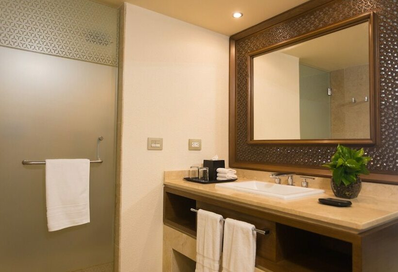 اتاق لوکس با چشم‌انداز باغ, Sheraton Buganvilias Resort & Convention Center