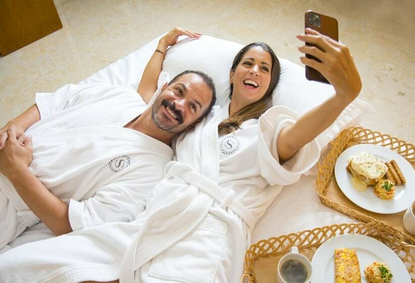 اتاق لوکس با چشم‌انداز دریا, Sheraton Buganvilias Resort & Convention Center