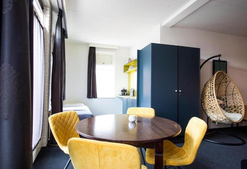 Quarto Triplo Standart, Café Restaurant De Posthoorn