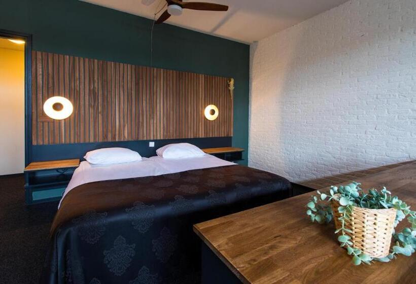 Quarto Triplo Standart, Café Restaurant De Posthoorn