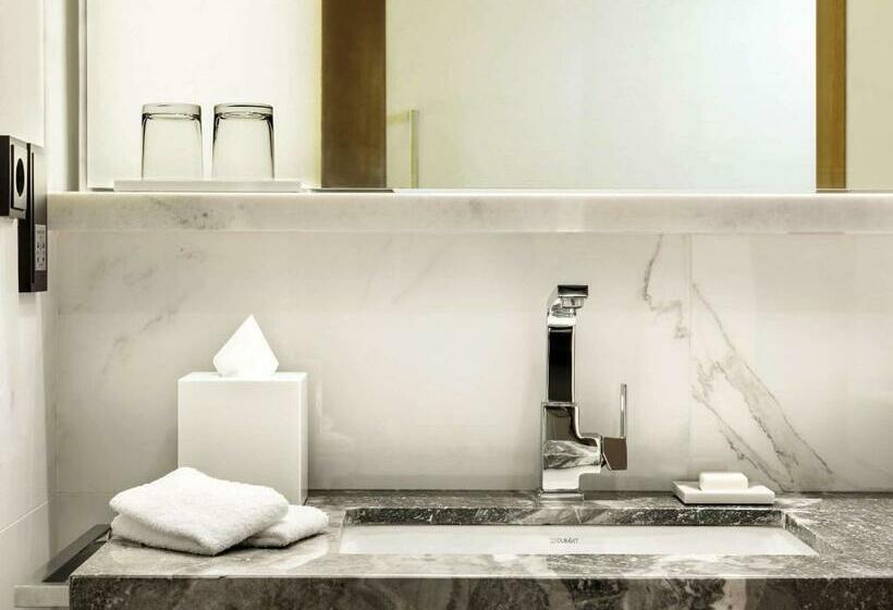 اتاق استاندارد با چشم‌انداز استخر, Swissotel The Bosphorus Istanbul