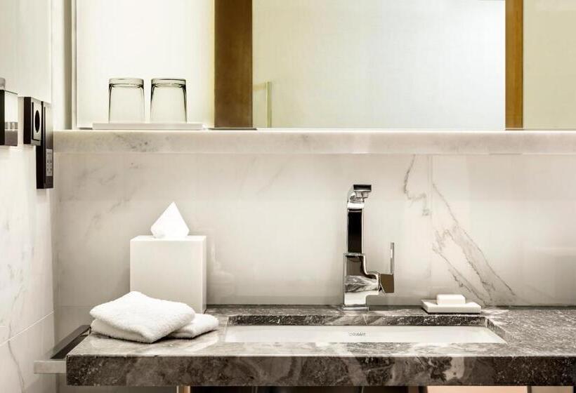 اتاق استاندارد با چشم‌انداز استخر, Swissotel The Bosphorus Istanbul