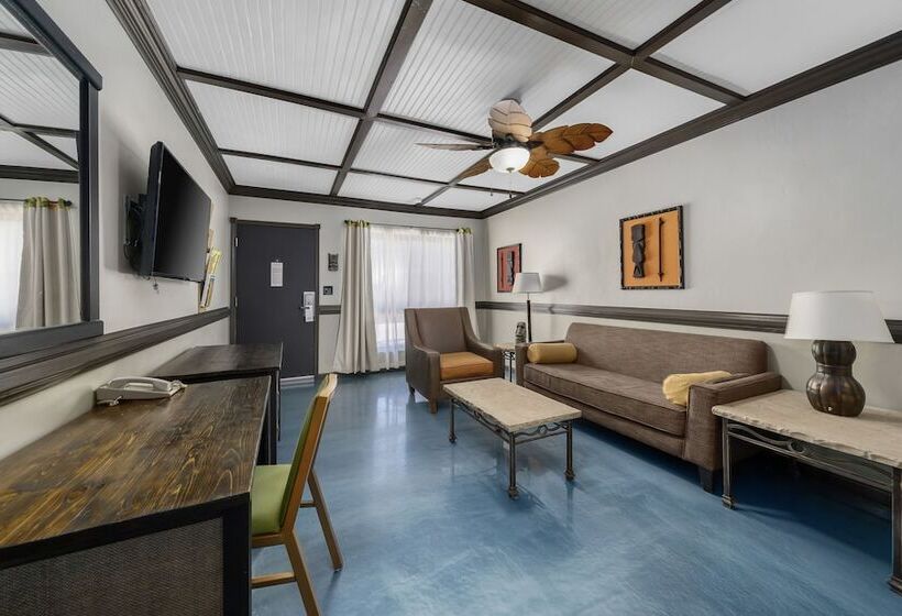 Suite, Caliente Tropics