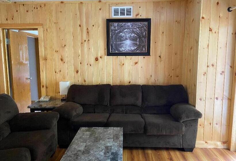 Suite, Zoders Inn And Suites