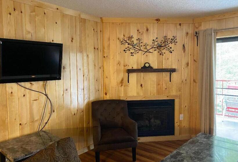 Suite, Zoders Inn And Suites