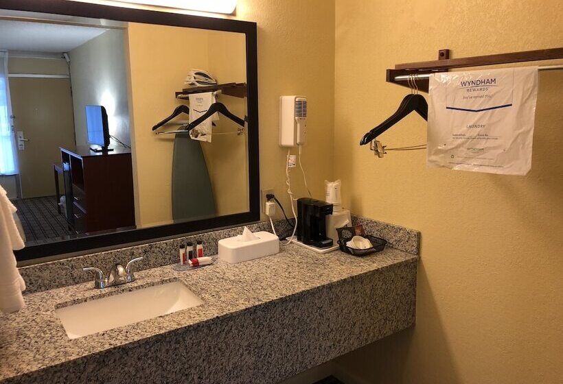 Номер Стандарт 2 Двуспальные Кровати, Days Inn By Wyndham Natchez