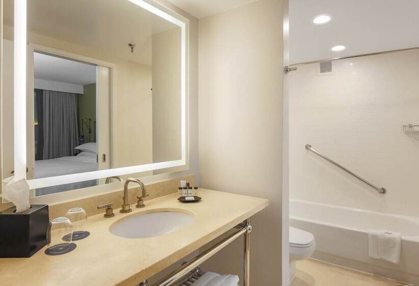 带阳台套房, Sheraton Suites Market Center Dallas