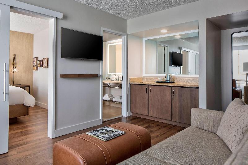 带大床的套房, Sheraton Suites Market Center Dallas