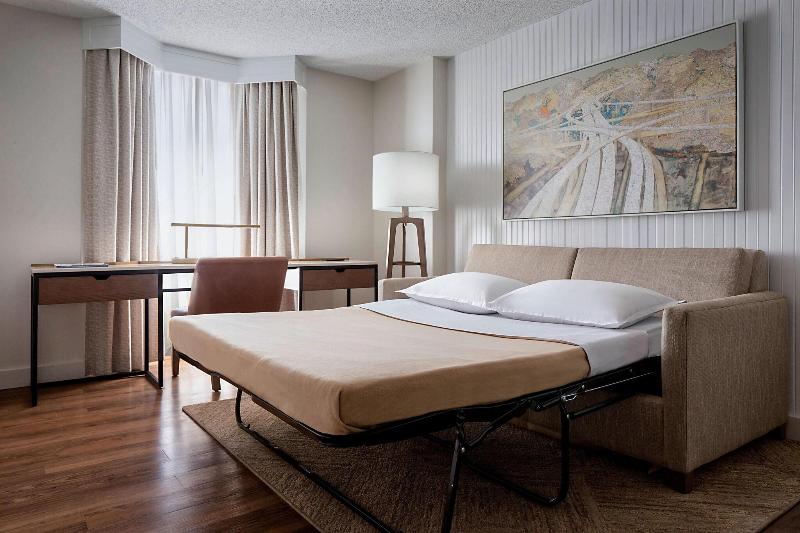 Suite Queen Bed, Sheraton Suites Market Center Dallas