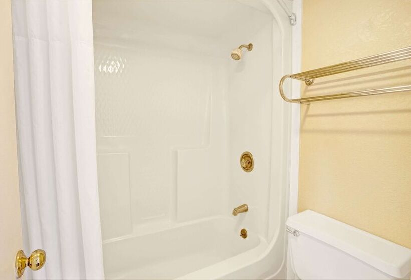 Люкс, Travelodge By Wyndham Sellersburg / Louisville North